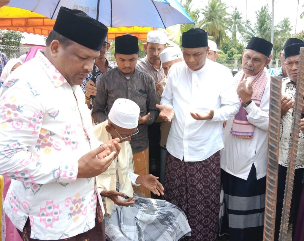 H. Mukhlis (kiri) dan ulama karismatik Tu Min (duduk di kursi) berdoa seusai peletakan batu pertama Dayah Madinatuddiniyah Al-Mukhlisin di Gampong Cot Trieng, Kuala, Bireuen, Kamis (31/3/2022).