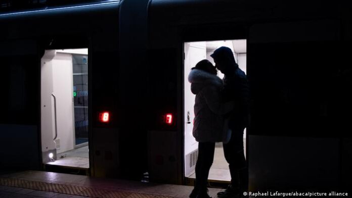 Mempertahankan cinta di tengah perang Ukraina-Rusia.