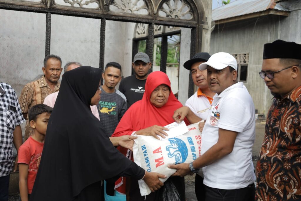 H. Mukhlis Bantu Sembako untuk Korban Kebakaran di Juli