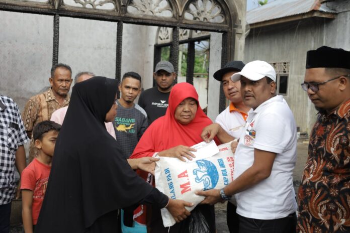 H. Mukhlis Bantu Sembako untuk Korban Kebakaran di Juli