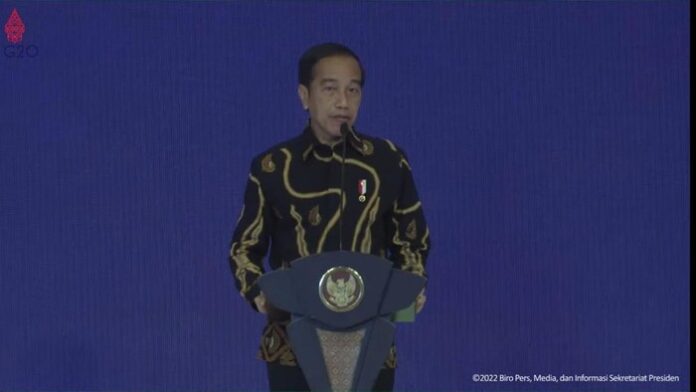 Presiden Jokowi marah karena seragam TNI-Polri masih impor dari luar.