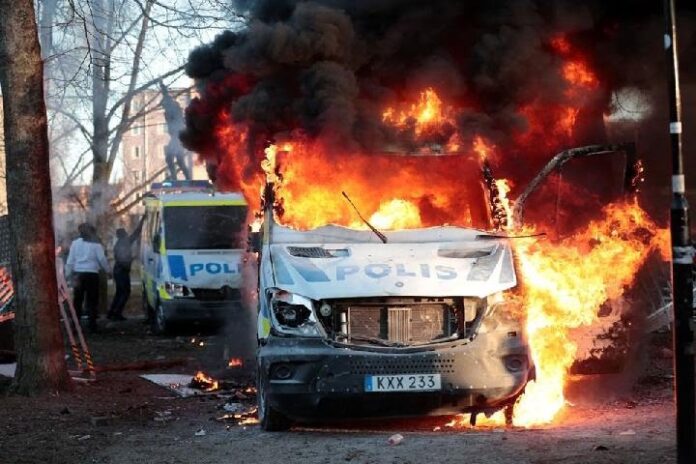 Massa membakar mobil polisi Örebro, Jumat (15/4/2022) sebagai bentuk penolakan aksi bakar Quran oleh Rasmus Paludan. Foto:Reuters. Massa membakar mobil polisi Örebro, Jumat (15/4/2022) sebagai bentuk penolakan aksi bakar Quran oleh Rasmus Paludan. Foto:Reuters.