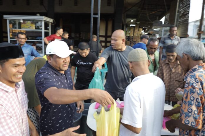 H. Mukhlis berbagai takjil Ramadan.