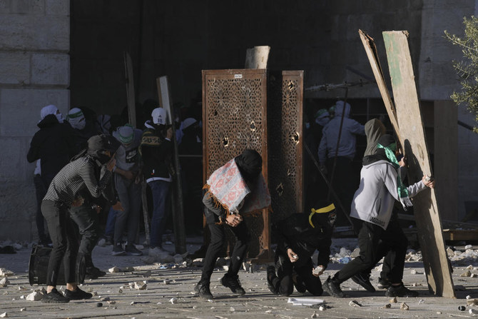 Sejumlah warga Palestina melawan polisi Israel yang mencoba menyerang di Al-Aqsa, Jumat (15/4/2022). Foto:AP Sejumlah warga Palestina melawan polisi Israel yang mencoba menyerang di Al-Aqsa, Jumat (15/4/2022). Foto:AP