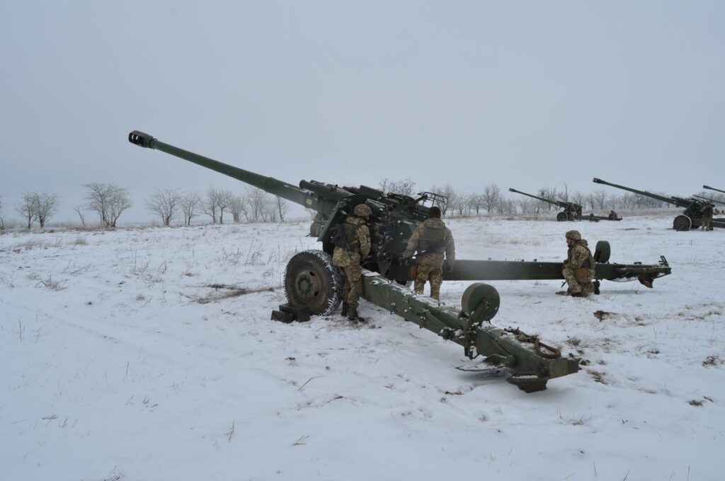 Amerika Serikat akan melatih warga Ukraina pengunaan artileri Howitzer. Foto: Reuters.