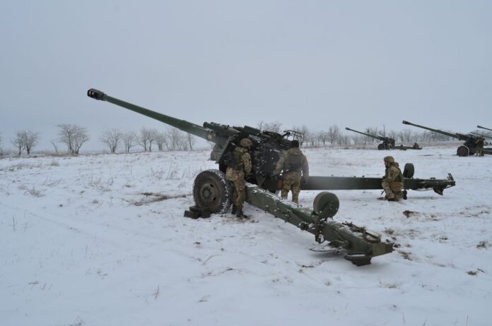 Amerika Serikat akan melatih warga Ukraina pengunaan artileri Howitzer. Foto: Reuters.