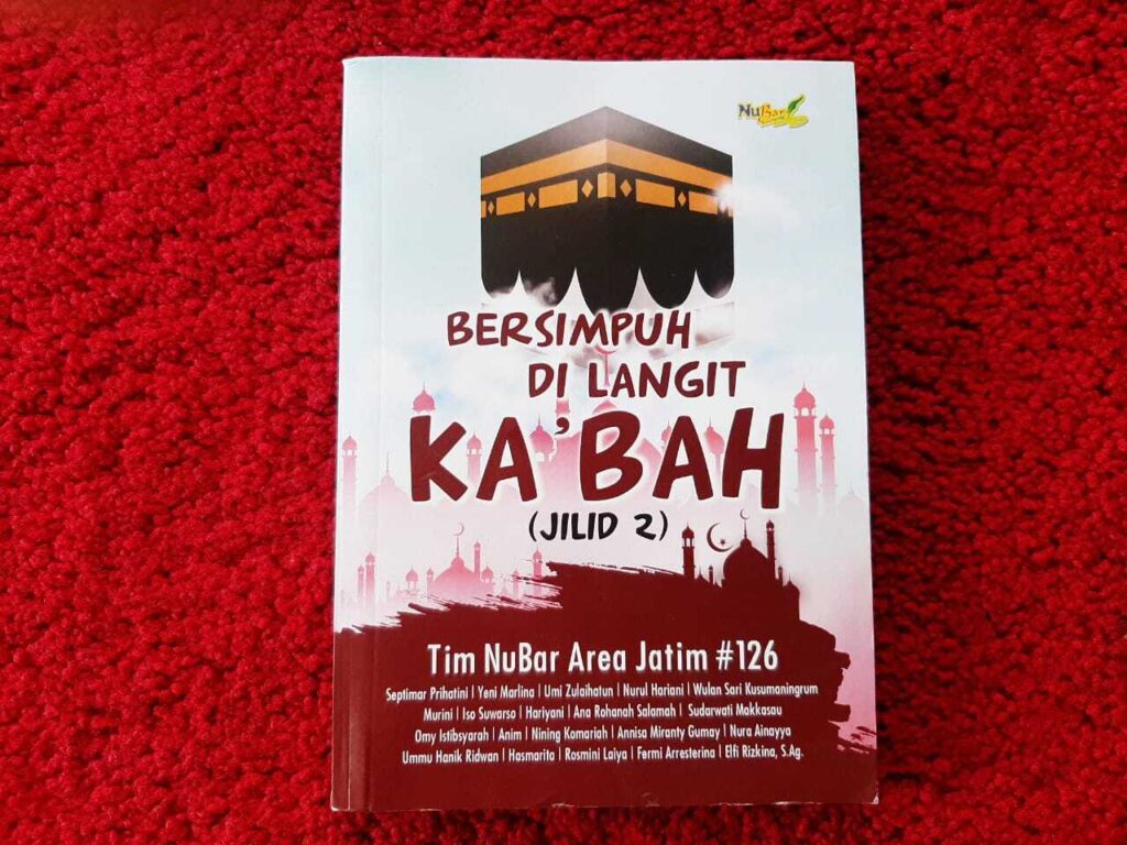 Cover buku "Bersimpuh di langit Kabah.