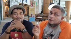 Evendi (kiri) pria Aceh kelahiran Gampong Blang Mane, Peusangan Selatan, Bireuen, yang memilih pindah keyakinan dan kini telah menjadi pendeta. Foto: ist.