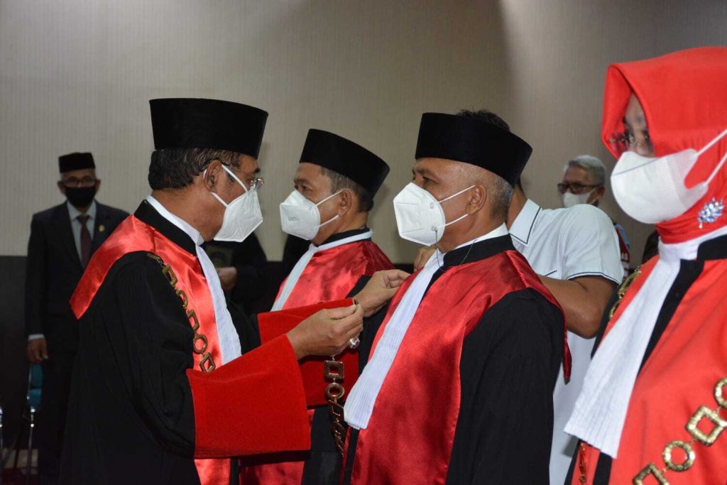 Ketua Pengadilan Tinggi (KPT) Banda Aceh, Dr. H. Gusrizal, S.H., M.Hum melantik Bakhtiar, S.H., M.H. menjadi Ketua Pengadilan Negeri (KPN) Lhoksemawe di Ruang Sidang Utama Pengadilan Tinggi Banda Aceh, Senin (25/4/2022).