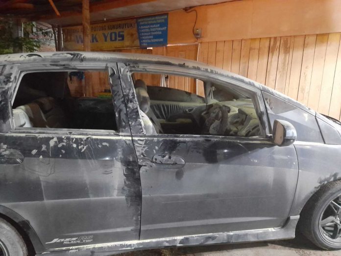 Satu unit Honda Jazz berkelir hitam terbakar di SPBU Cot Iri, Krueng Baroena jaya, Aceh Besar, Senin (25/4/2022) malam. Foto: ist.