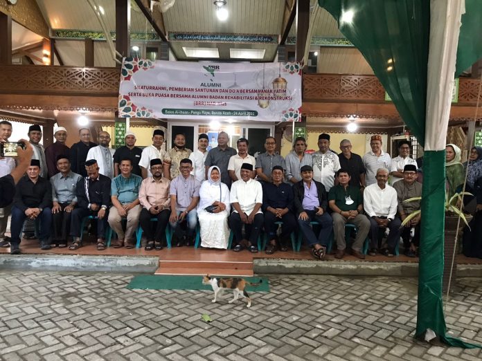 Puluhan mantan pekerja BRR NAD/Nias berkumpul di Banda Aceh, Minggu (24/4/2022. Foto: ist.