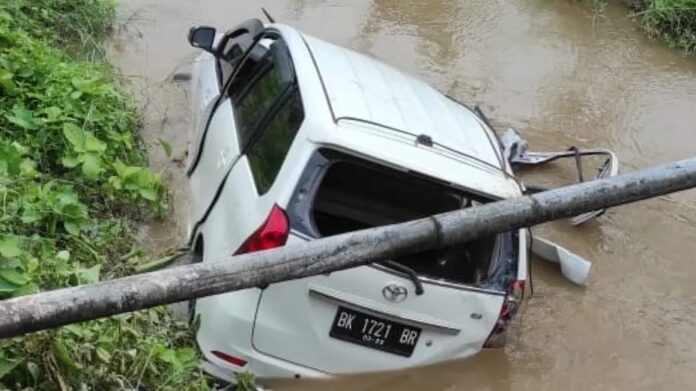 Pulang kampung, Toyota Avanza yang dikemudikan Imran terjun ke sungai.