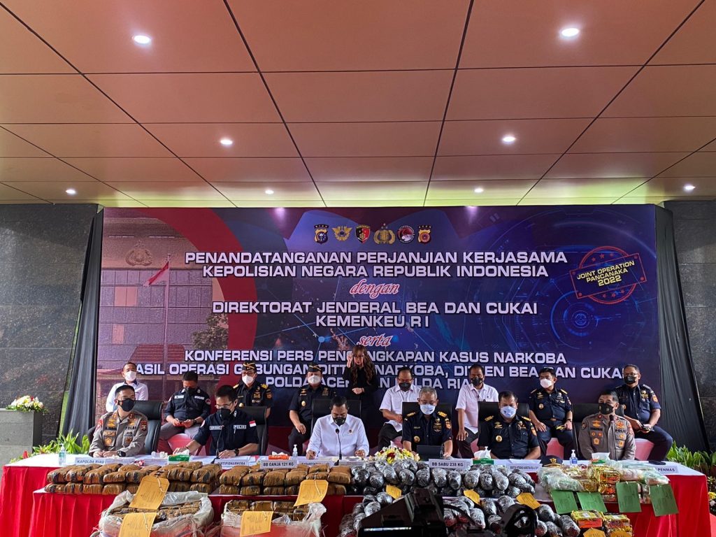 Polisi menggelar konferensi pers penangkapan 169 kilogram sabu-sabu yang melibatkan 6 nelayan Bireuen. Foto: Humas Polda Aceh.
