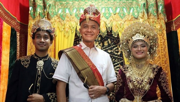 teuku Ganjar Pranowo MAA Kota Lhokseumawe menganugerahkan gelar teuku kepada Ganjar Pranowo.