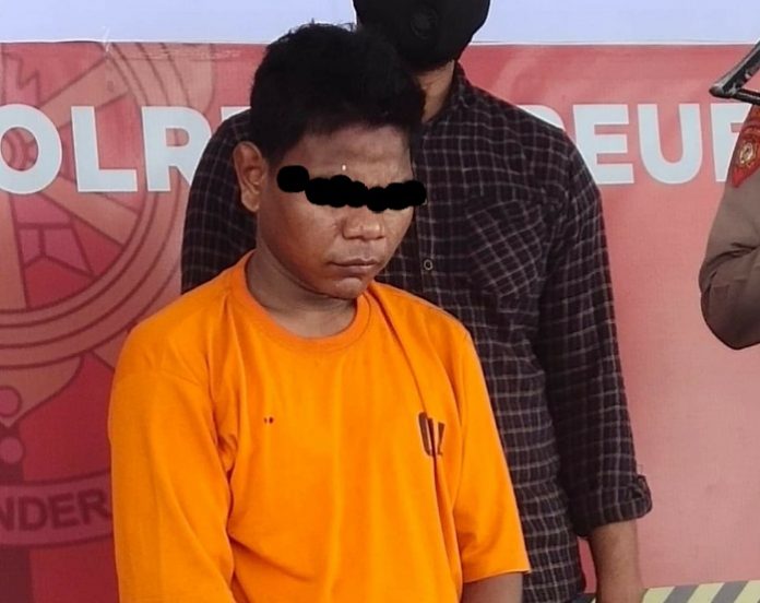 Is, tersangka pembunuhan yang menewaskan Farhan. Mereka masih tetangga di Gampong Alue Dua Meunasah Papeun, Jangka, Bireuen. Foto: Metroaceh.com