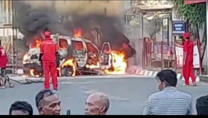 Tangkapan layar mobil terbakar di SPBU Batoh, Banda Aceh, Selasa (24/5/2022) petang.