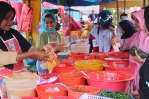 Seorang penjual bumbu gulai siap pakai sedang melayani pembeli di pasar dadakan makmeugang di Kota Matangglumpangdua, Minggu (1/5/2022). Foto:Komparatif.id/Riski Aulia Ramadhan. 