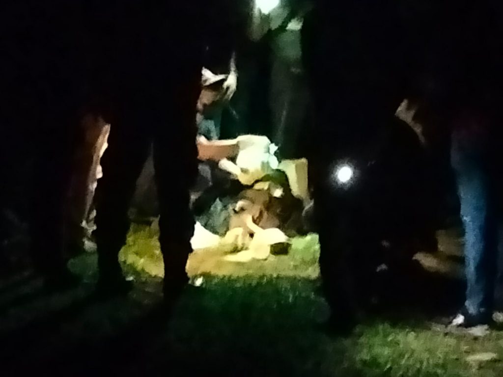Polisi sedang mengevakuasi dua warga Indrapuri, Aceh Besar, yang ditembak OTK saat sedang pulang ke rumah. Kedua korban meninggal dunia di RSUDZA. Foto: Ist.
