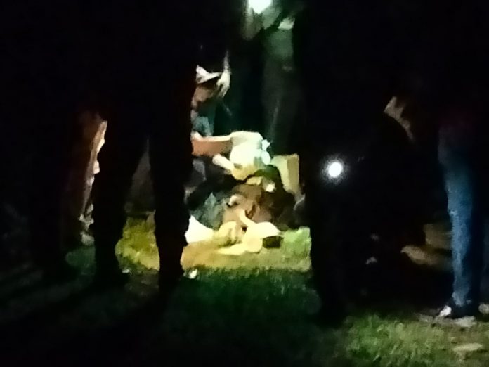 Polisi sedang mengevakuasi dua warga Indrapuri, Aceh Besar, yang ditembak OTK saat sedang pulang ke rumah. Kedua korban meninggal dunia di RSUDZA. Foto: Ist.