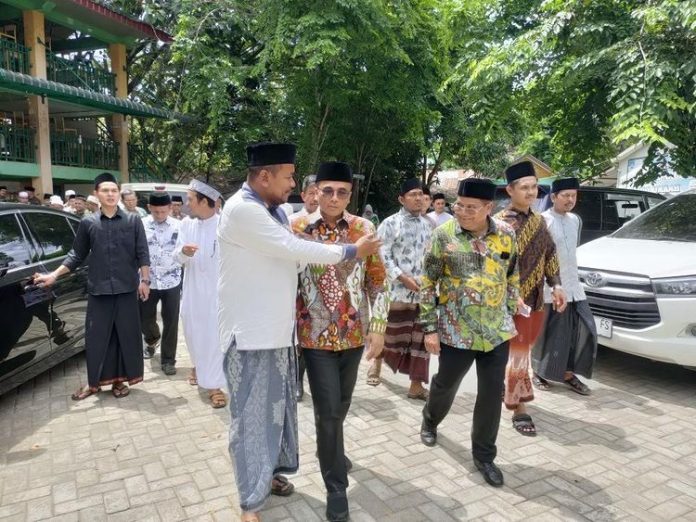 Sekjen PPP Gus Arwani (dua dari kiri) saat berkunjung ke Dayah Hasan Krueng Kale, Aceh Besar. Foto: Ist.