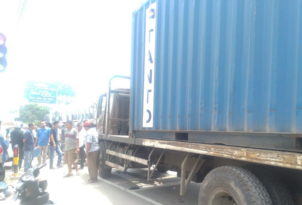 Satu unit truk pengangkut peti kemas, menabrak pengguna jalan yang berhenti di lampu merah Matanggglumpangdua, Peusangan, Bireuen, Minggu (22/5/2022), pukul 12.50 WIB. Foto:Ist.