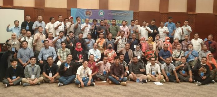 Peserta UKW yang digelar oleh Dewan Pers bekerjasama dengan Solopos dan PWI Aceh, berfoto bersama seusai pengumuman kelulusan. Foto: Ist.