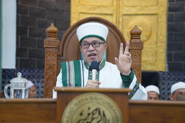 befunky_2022-4-6_16-47-15 Pimpinan Umum Dayah Mudi Mesra Samalanga Waled Hasanoel Basri HG, atau yang sering disapa Abu Mudi. Foto:Ist.