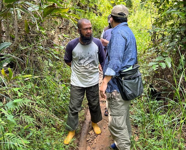 buronan Ami Aristoni,S.T.P.,M.S.I, (memakai sepatu kuning) ditangkap di tempat pelariannya di kabupaten Ciamis, Jawa Barat. Dia terlibat korupsi pada proyek pembangunan rumah ibadah. Foto: ist.