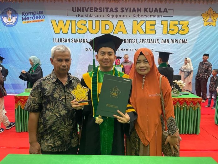gufran-dan-ayah-ibu Ahmad Gufran, S.T.,M.M, bersama kedua orangtuanya. Ia lulus sebagai magister dengan IPK 4. Foto: ist.