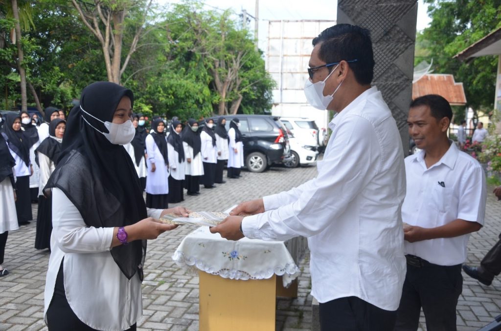Kadisdik Kota Banda Aceh Sulaiman Bakri, saat menyerahkan Surat Perintah Melaksanakan Tugas (SPMT) kepada 116 PNS dan PPPK tahun 2022, Rabu (11/5/2022) di halaman Dinas Pendidikan dan Kebudayaan Kota Banda Aceh.