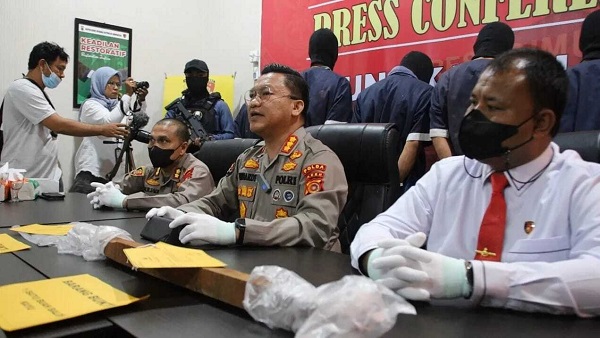 pembunuhan-di-Indrapuri Kabid Humas Polda Aceh Kombes Pol Winardy (tengah), Senin (30/5/2022) mengumumkan perkembangan kasus penembakan di Indrapuri, Aceh Besar yang menewaskan dua petani. Lima terduga pelaku sudah ditangkap. Polisi masih memburu eksekutor. Foto: Ist.