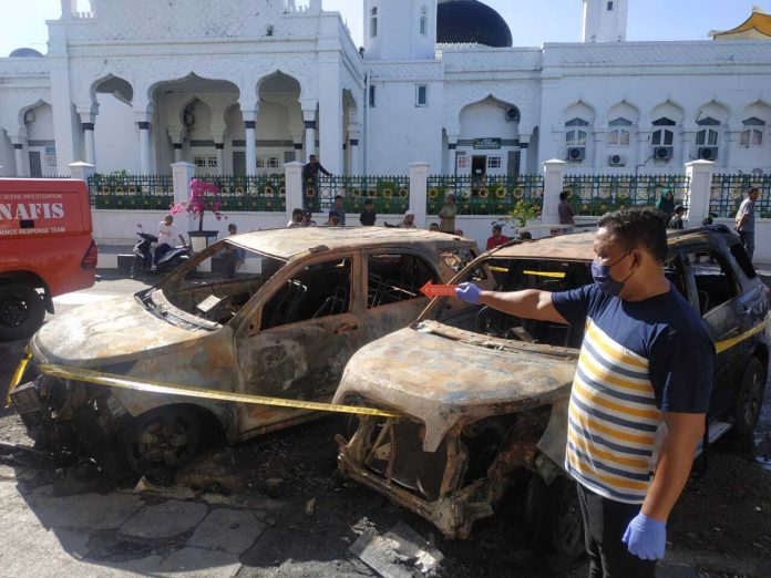 Dua unit mobil yaitu Toyota Rush BL 1056 VZ dan Daihatsu Terios BL 1721 JW, terbakar pada Minggu (15/5/2022) ketika pemiliknya sedang salat Subuh di Masjid Raya Baiturahman, Banda Aceh.