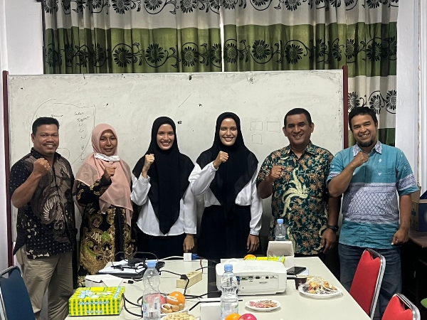 befunky_2022-5-2_21-24-25 Chicha Rizka Gunawan dan Chichi Rizka Gunawan, lulus seminar proposal tesis perdana Program Studi Magister Teknologi Informasi Universitas Malikussaleh (Unimal). Foto: Ist.