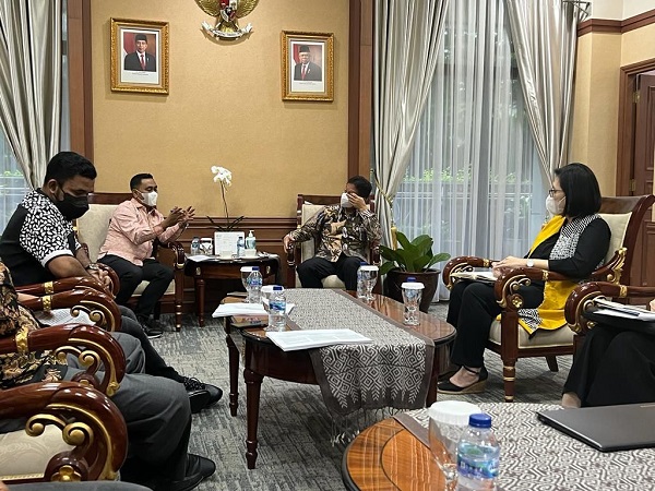 Ketua Komisi V DPRA Falevi Kirani (dua dari kiri) menjelaskan tentang rencana perubahan Qanun Kesehatan Aceh. Menteri Kesehatan RI Budi Gunadi menyambut baik wacana tersebut. Foto: Ist.