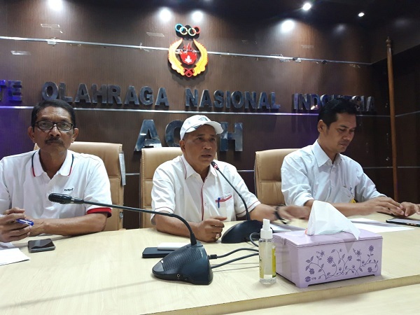 Abu-Radak Ketua Harian KONI Aceh Abu Razak (tengah) mengatakan stadion Paya Kareung Bireuen sejak awal bukan bagian dari venue PON 2024. Foto: Komparatif.id/Muhajir Juli.