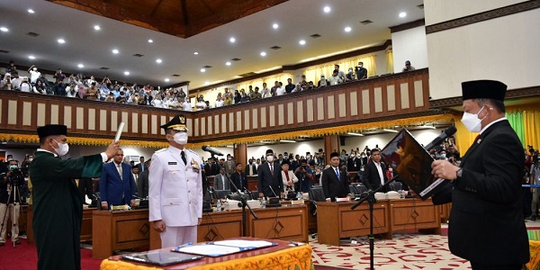 Achmad Marzuki dilantik Menteri Dalam Negeri RI Muhammad Tito Karnavian mengambil sumpah dan melantik Achmad Marzuki sebagai Pj. Gubernur Aceh, pada Rapat Paripurna DPRA di Gedung DPRA, Banda Aceh, Rabu (6/7/2022).. Foto: Humas Aceh.
