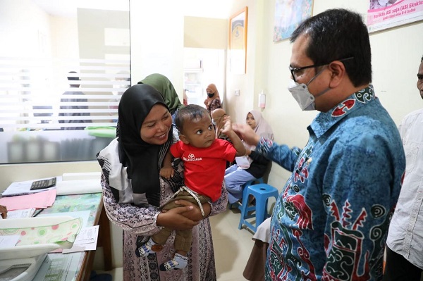 Azwardi-ke-rs Pj Bupati Aceh Utara Azwardi Abdullah (kanan) menyapa > Fajrul (6) penderita thalasemia yang berobat rutin di RSUD Cut Meutia. Foto: ist.