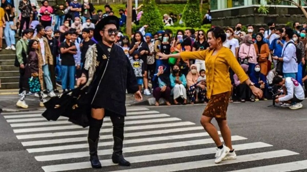 Citayam Fashin week Citayam Fashion Week yang viral coba "dikudeta" oleh Baim Wong dan Paula. tapi mereka membela diri dengan mengajukan alasan mengapa melakukan mendaftarkan HAKI. Foto: VOI.