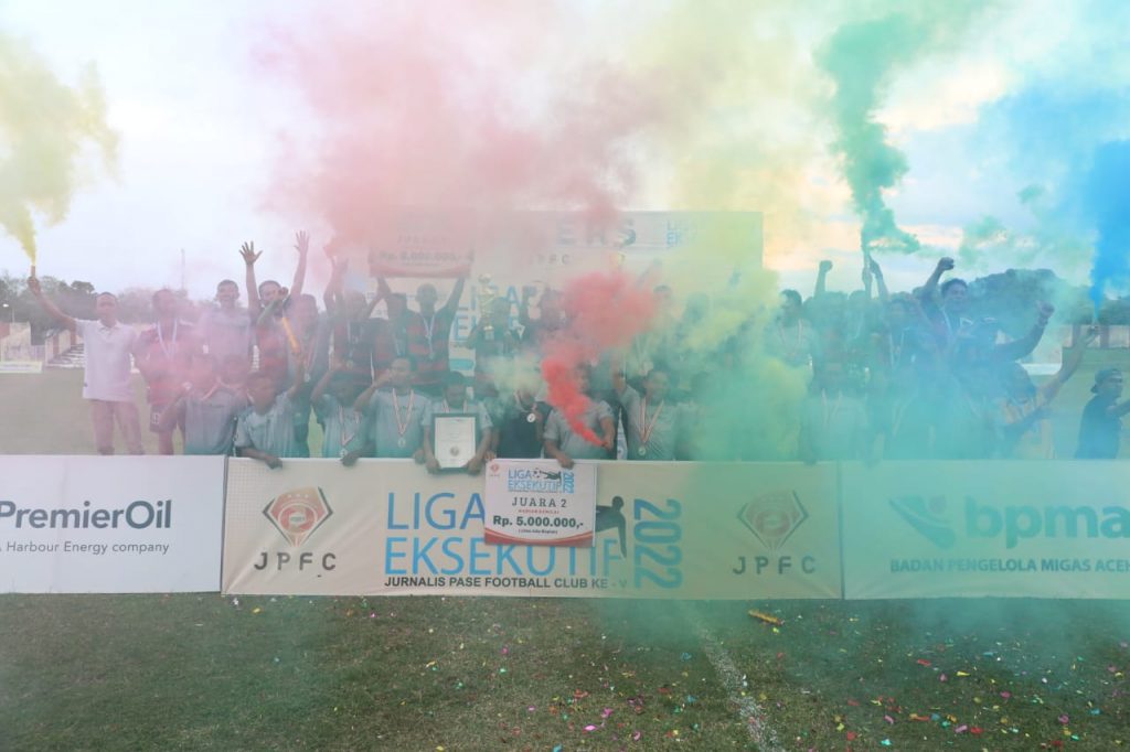 Pemkab Aceh Utara FC merayakan juara 1 Liga Eksekutif ke-5 JPFC yang berlangsung Sabtu (30/7/2022) di Lapangan Sepakbola Arun. Foto: Prokopim.