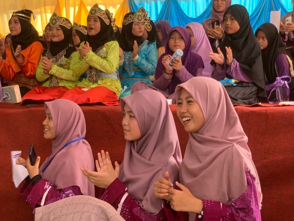 befunky_2022-6-0_7-54-50 Senyum anak yatim lebih berguna ketimbang emas, merupakan alasan uatama QRV melakukan pemberdayaan anak. Foto: Doc QRV.