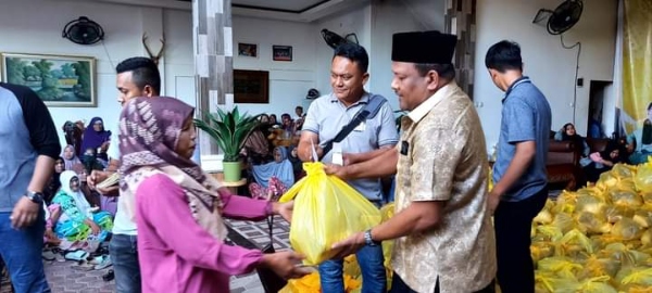 befunky_2022-6-4_16-33-37 H. Mukhlis (berpeci) menyerahkan paket zakat kepada warga Pulo Ara, Kamis (7/7/2022). Foto: Ist.