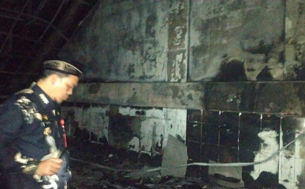 befunky_2022-6-6_16-21-11 Asrama Putra Dayah Darul Abrar, Aceh Jaya, yang pernah mendapatkan bantuan dari Presiden Jokowi, terbakar. Foto: Ist.