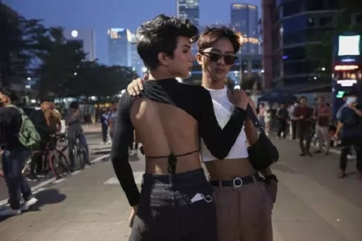 lelaki kemayu Dua pria muda dengan gaya kemayu dan berpakaian ala waria, ikut ambil bagian dalam fenomena sosial Citayam Fashion Week. Foto: ist.