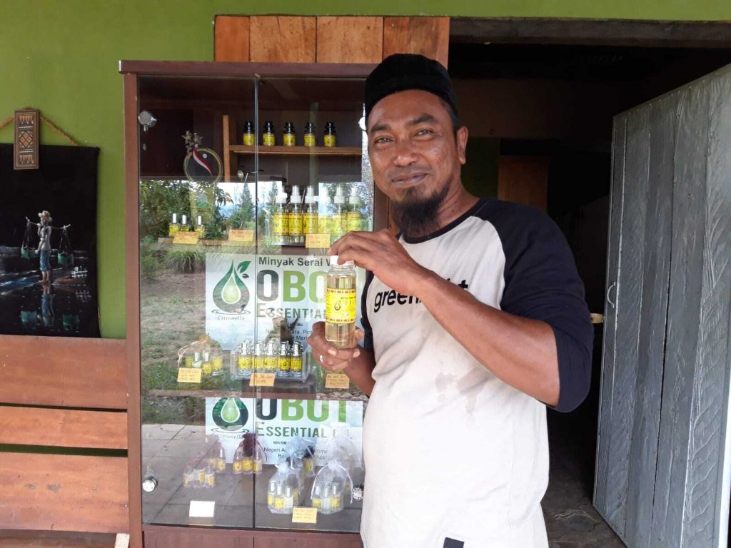 Muhammad Rizal menunjukkan minyak sereh wangi merek Obot hasil produksinya di kampung Negeri Antara, Pintu Rime Gayo, Bener Meriah. Foto: Komparatif.id/Muhajir Juli.