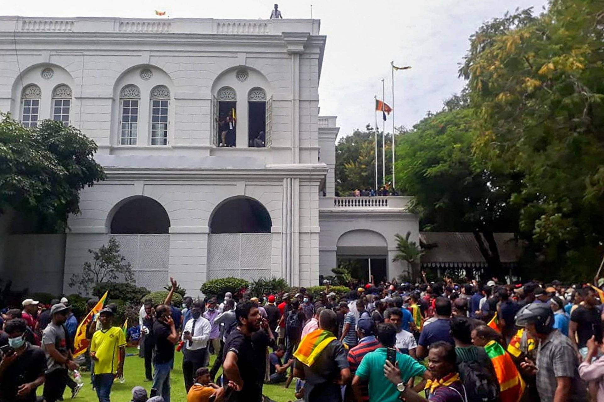 Presiden Sri Lanka Mengundurkan Diri Di Tengah Kerusuhan - Komparatif.ID