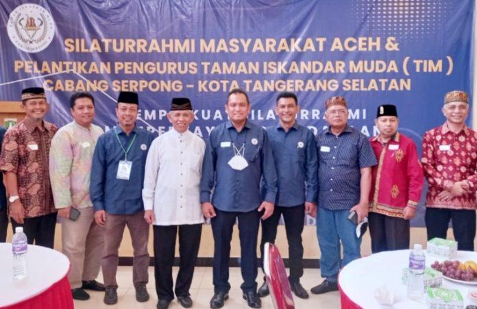 TIM-Serpong Ketua TIM Serpong (lima dari Kiri) Azhari Idris berfoto bersama Ketua DPP TIM Surya Darma (mengenakan koko dan kopiah). Foto: ist.