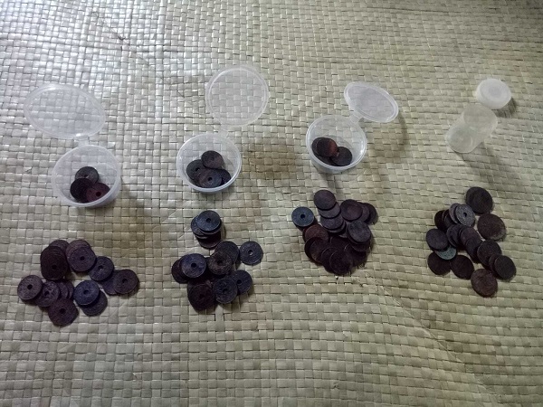 Mata uang kuno yang ditemukan di bekas bandar Singkel Lama. Foto: Muhajir Al-Fairusy.