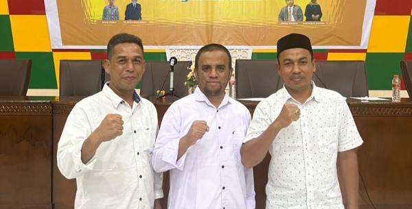 befunky_2022-7-1_7-11-37 Edi Darman (tengah) Agus (kiri) dan Saiful Amri (kanan) ditunjuk sebagai Ketua, Bendahara dan Sekretaris Ikmali 2022-20227. Foto: Ist.