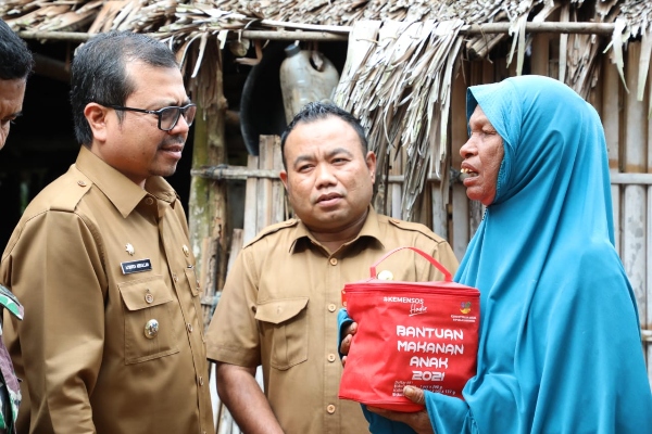 befunky_2022-7-2_8-55-13 Hamidah Ali (60) janda miskin di Gampong Peunayan, Nisam, mengucapkan terima kasih kepada Pj Bupati Aceh Utara Azwardi Abdullah yang mengunjunginya pada Senin (1/8/2022). Foto:Prokopim/Riki.