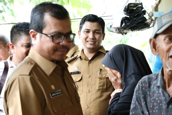 Nuraini menangis haru ketika Pj Bupati Azwardi Abdullah mengunjungi dirinya di Gampong Peunayan, Nisam. Foto: Prokopim/Riki.